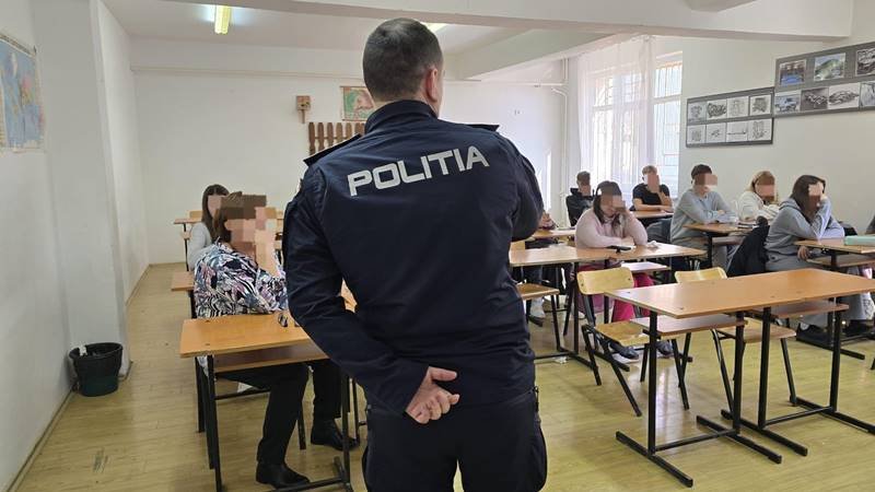 Polițiștii din Constanța derulează activități educativ-preventive în școli pentru siguranța minorilor