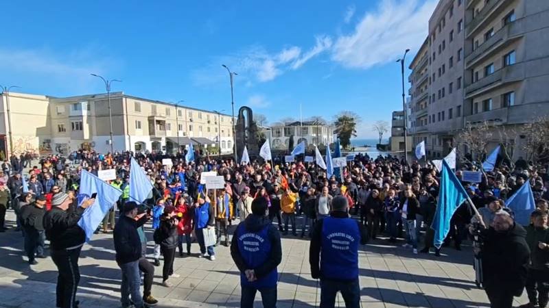 Angajații Șantierului Naval Damen Mangalia protestează în fața Casei de Cultură împotriva concedierilor masive