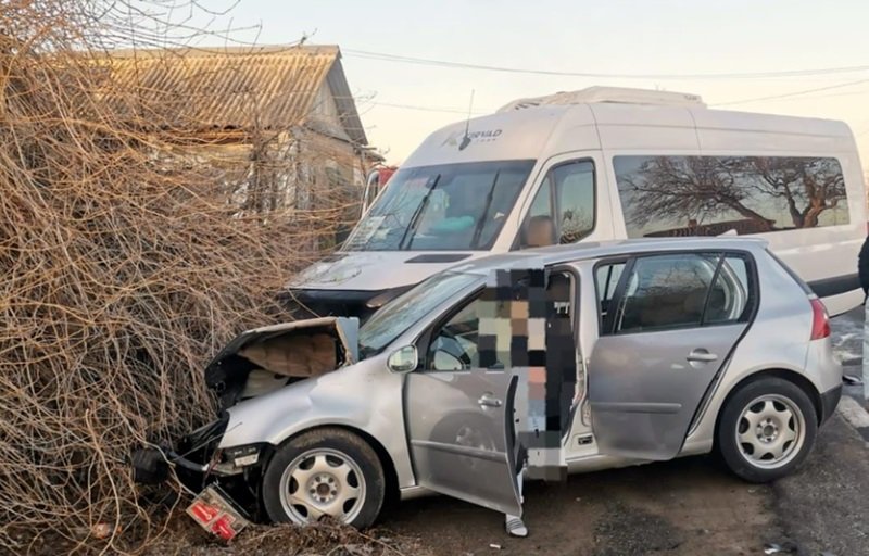 TULCEA. La un pas de tragedie după ce o tânără de 19 ani a pierdut controlul maşinii într-o curbă, 8 persoane au fost rănite