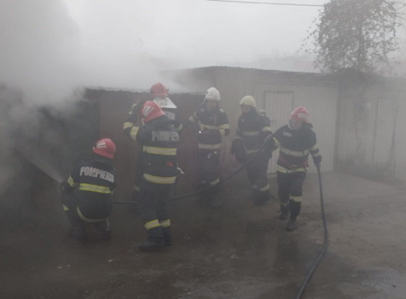 Incendiu la un garaj din municipiul Tulcea. O maşină a fost distrusă de flăcări