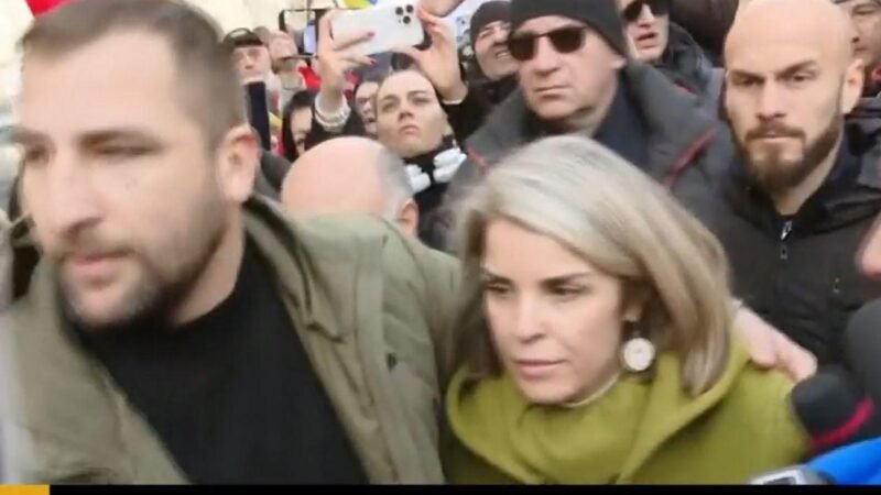 Unul dintre bodyguarzii Cristelei Georgescu, prins cu o armă de foc neletală, la protestul din faţa Parchetului General. Anunţul Jandarmeriei