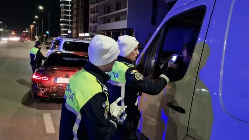 Razie de amploare a poliţiştilor în Constanţa. La fiecare control, sunt prinşi şoferi beţi, drogaţi sau indivizi care urcă la volan fără permis – un tânăr de 24 de ani avea 1,56 mg/l alcool pur în aerul expirat