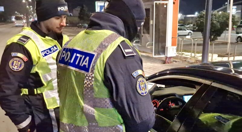 Un bărbat beat se plimba cu maşina prin staţiunea Mamaia. A încercat să fugă de poliţişti, dar a intrat cu maşina într-un stâlp