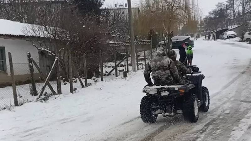 Stradă închisă în Lipnița pentru a fi derdeluș pentru copii: mai mulți conducători de ATV, căutați de polițiști după ce nu au respectat restricțiile și au mers cu viteză