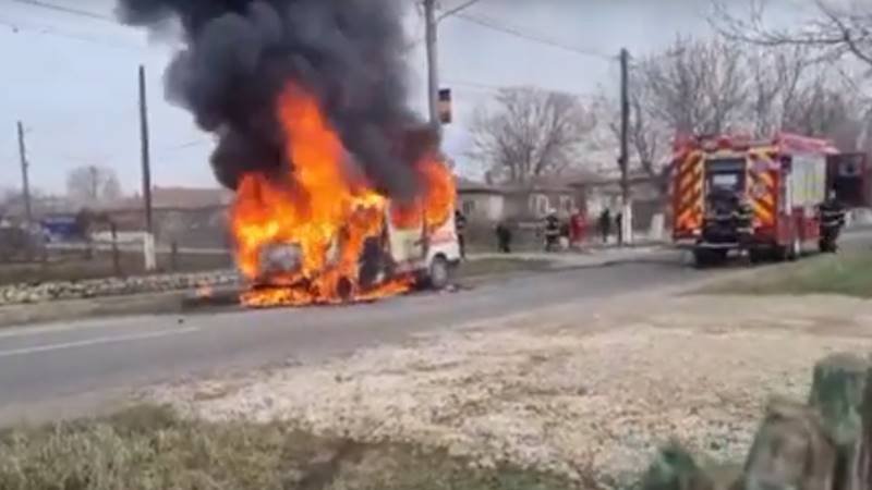 JUDEȚUL CONSTANȚA. Incendiu la o ambulanță privată: șoferul și pacientul au reușit să iasă din vehicul