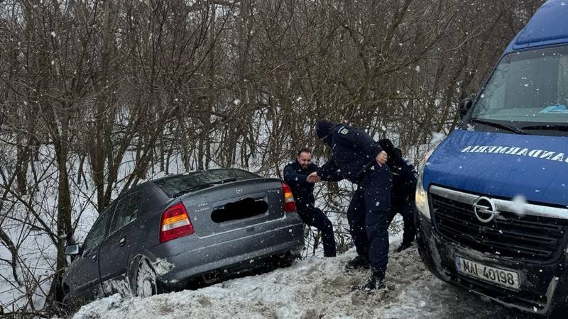 (FOTO) Jandarmii constănțeni, eroi în Ialomița. Au salvat două persoane care au ajuns cu mașina în șanț