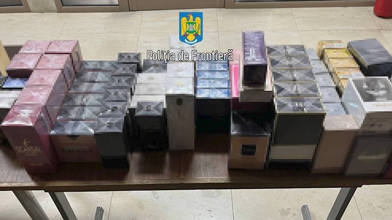 (VIDEO) Parfumuri contrafăcute în valoare de 50.000 lei, confiscate de polițiștii de frontieră, la Mangalia