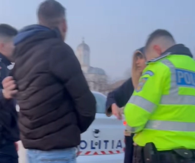 JUDEŢUL CONSTANŢA. Doi tineri poliţişti s-au chinuit să bage în maşină un bărbat mai înalt ca ei, care a refuzat să se legitimeze – mai multe femei au început să ţipe şi să filmeze! VIDEO