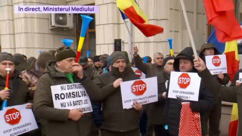 Protest al sindicatelor din silvicultură în fața Ministerului Mediului. Fechet: Romsilva va fi reorganizată, chiar dacă asta îi îngrijorează foarte tare pe cei care îşi vor pierde beneficiile