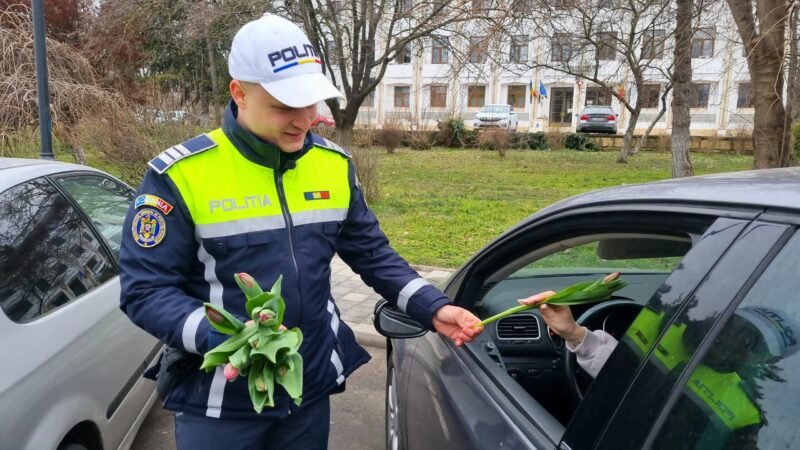 Şoferiţe trase pe dreapta de poliţiştii constănţeni. Acestea nu au primit amenzi, ci flori, zâmbete și recomandări de a conduce prudent.