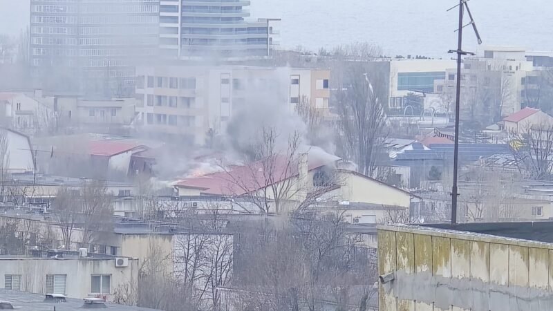 Incendiu la mansarda unui bloc din Constanţa. 25 de persoane au fost evacuate din bloc, 2 au făcut atac de panică