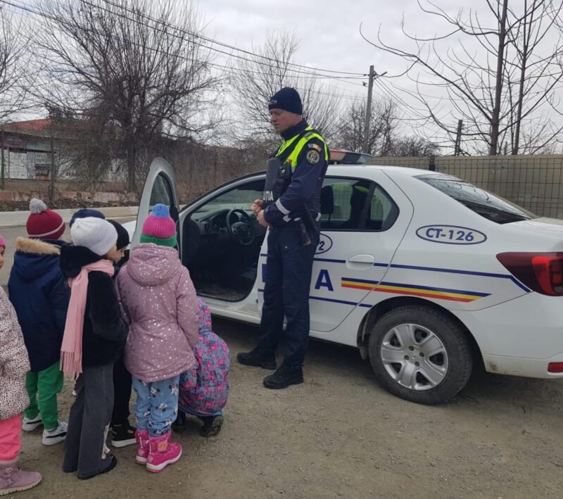 Activităţi educativ – preventive la Grădiniţa Târguşor. Cei mici au avut ocazia să învețe cum să traverseze în siguranță strada