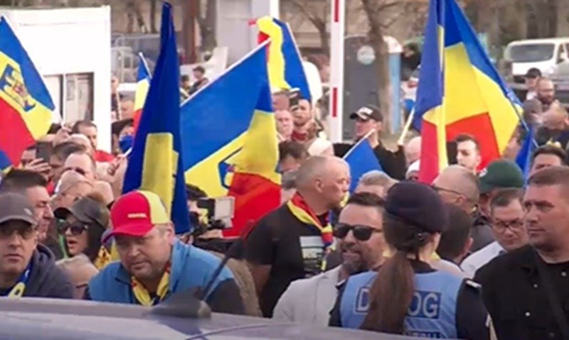 Sute de oameni protestează în așteptarea deciziei CCR privind candidatura lui Călin Georgescu. Măsuri sporite de securitate în Parlament