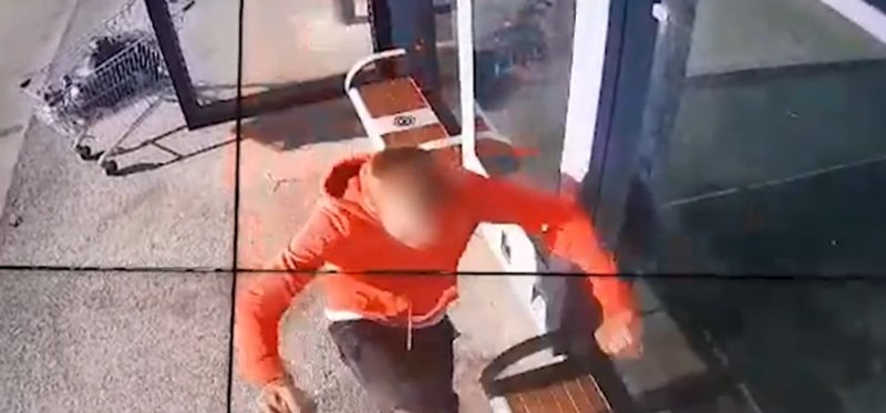 CONSTANȚA. Bărbat prins în timp ce vandaliza o stație de autobuz: „Facem apel către toți cetățenii să nu rămână indiferenți în fața unor astfel de fapte” – VIDEO