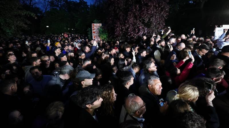 (FOTO/VIDEO) Mii de oameni au ieșit în centrul Capitalei pentru a sărbători victoria lui Nicuşor Dan la alegerile prezidențiale