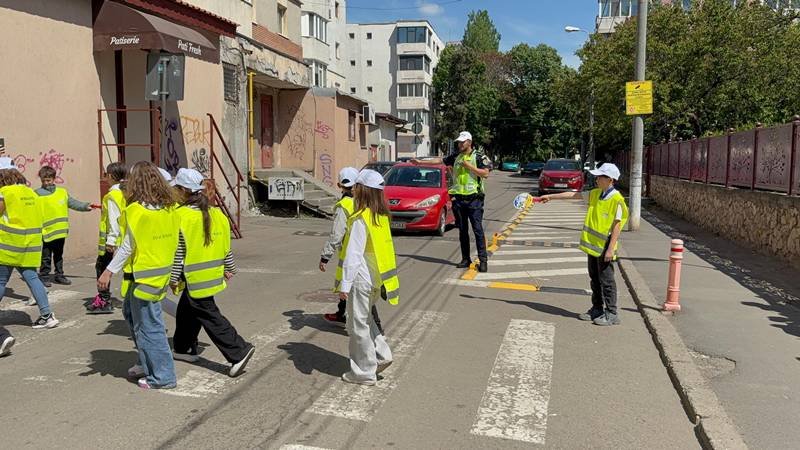 Săptămâna Siguranței Rutiere. Elevii Școlii Gimnaziale nr. 24 Ion Jalea din Constanța au învățat principalele reguli de circulație și i-au ajutat pe cei mici să traverseze în siguranță