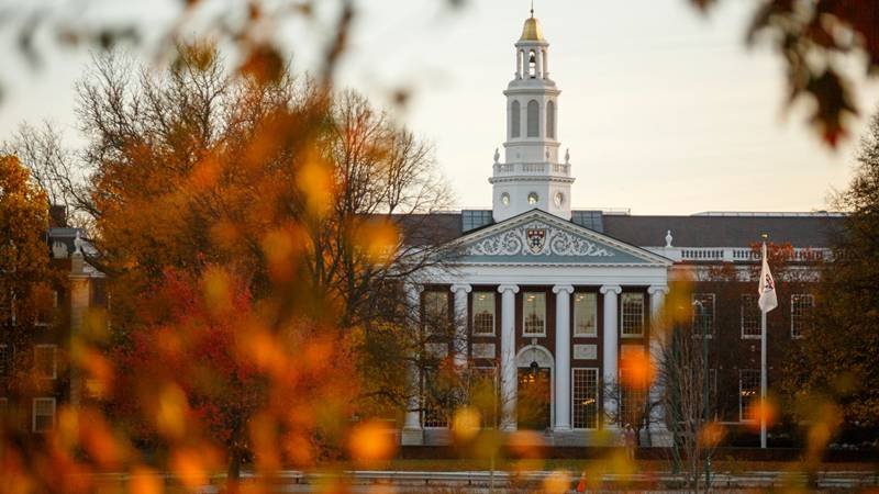 Universitatea Harvard dă în judecată administrația Trump, după ce aceasta îi interzice să primească studenți străini