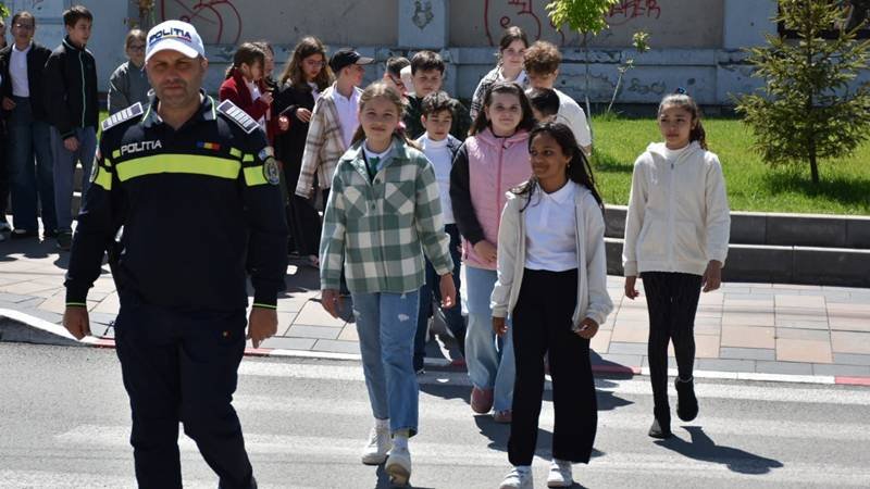 Săptămâna Siguranței Rutiere. Polițiștii i-au învățat pe elevii din Năvodari despre importanța respectării semnelor de circulație și traversarea corectă a străzii