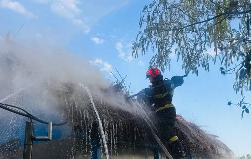 Incendiu în Delta Dunării. Doi turiști au reușit să iasă la timp – au fost salvate alte două pensiuni
