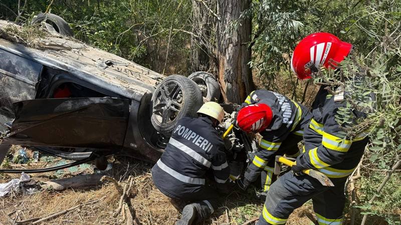 (VIDEO) Două persoane rănite într-un accident grav în județul Tulcea: una dintre ele, cu membru amputat