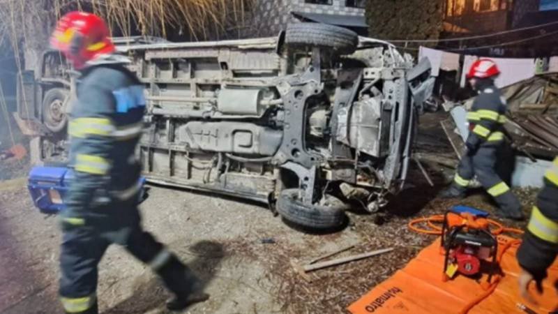 Ambulanță privată răsturnată pe DN2A, la ieșirea din localitatea Mihail Kogălniceanu