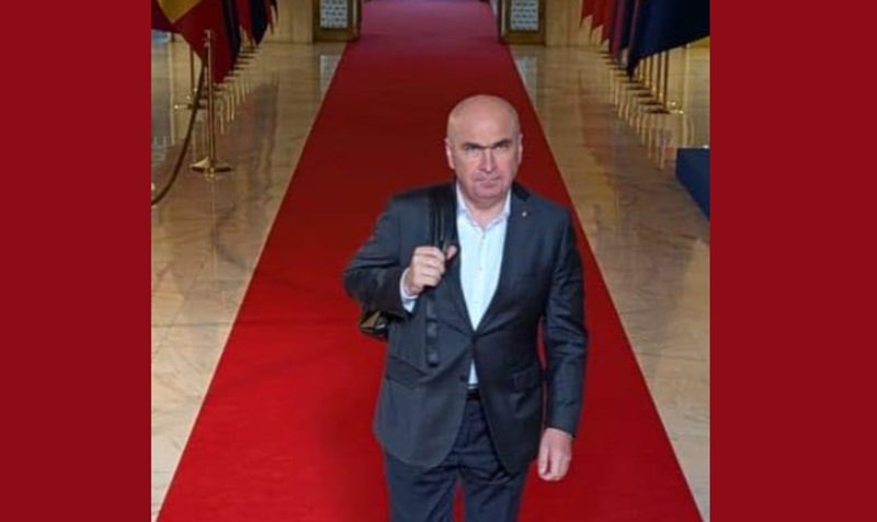 Bolojan, cu rucsacul în spate pe holul Palatului Victoria: „Bună dimineața! Prima zi în slujba țării noastre”