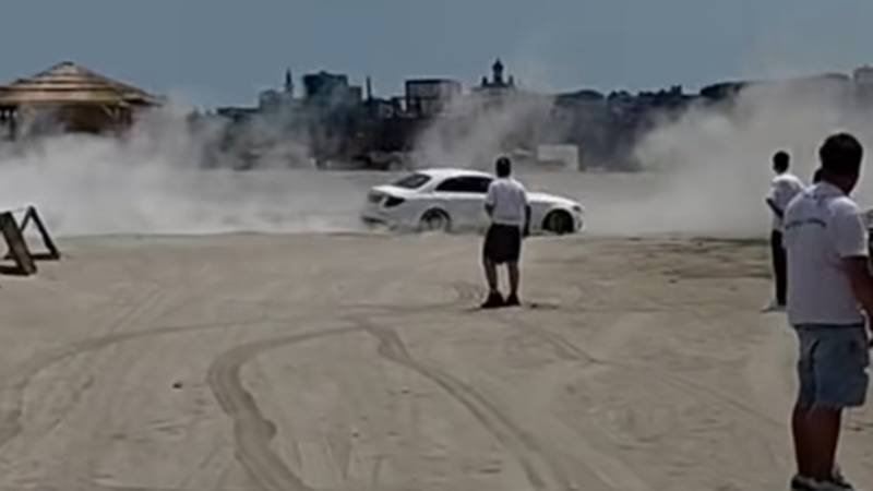 (VIDEO) CONSTANȚA. Amendă uriașă pentru un șofer care a intrat cu mașina pe plajă și a făcut drifturi