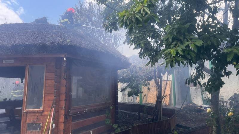 (FOTO/VIDEO) Incendiu la două locuințe din județul Tulcea: pompierii au intervenit de urgență
