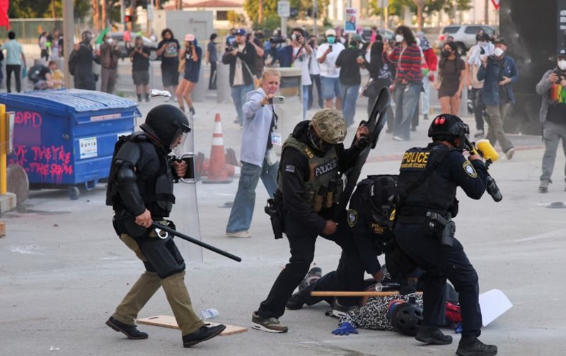 Explozie de furie la Los Angeles. Trump trimite Garda Națională: Arestați oamenii cu măști! Protestele degenerează în haos