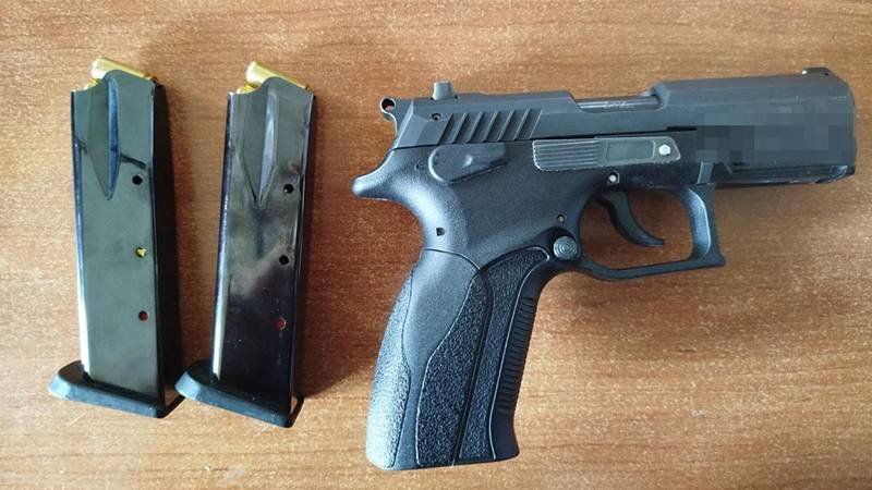 (FOTO) Un ucrainean a încercat să intre în România cu un pistol și 27 de cartușe cu bile de cauciuc, deținute ilegal