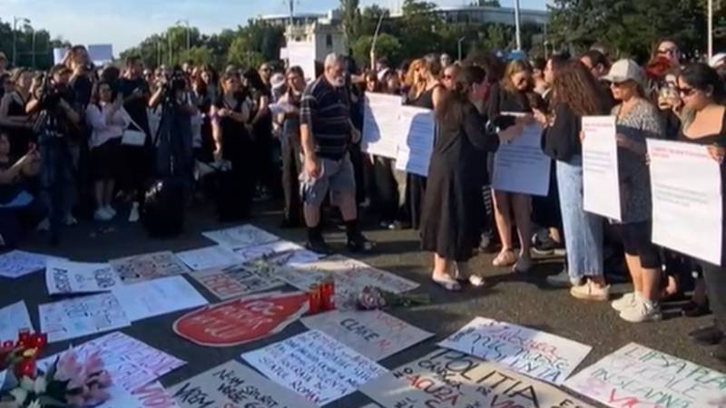 (VIDEO) Mii de oameni protestează în Piața Victoriei pentru siguranța femeilor, după uciderea Teodorei: „Peste tot poliție, nicăieri justiție”