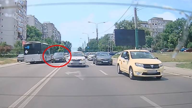 (VIDEO) CONSTANȚA. Șofer amendat și lăsat fără permis după ce a fost surprins conducând pe contrasens și trecând pe roșu, pe bulevardul Tomis