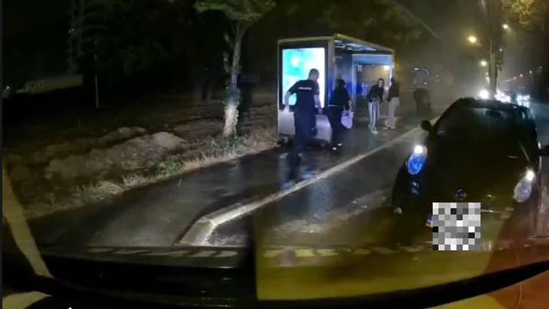 (VIDEO) CONSTANȚA. Accident rutier în plină furtună: jandarmii au ajutat o femeie lovită de mașină pe trecerea de pietoni