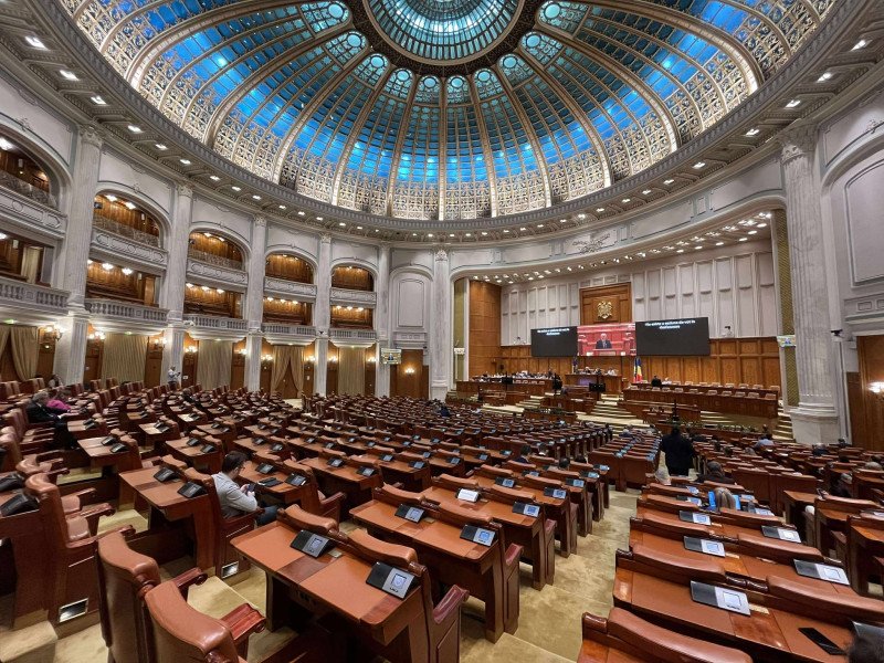 Deputații și senatorii dezbat și votează 4 moțiuni de cenzură depuse la adresa Guvernului Ilie Bolojan