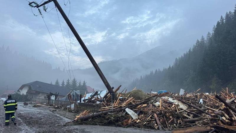 Elicoptere ale MAI intervin în Suceava pentru evacuarea turiștilor și localnicilor blocați de inundații