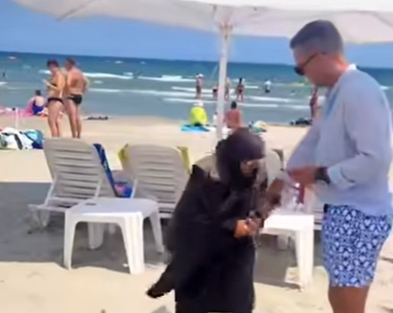 Imagini virale pe o plajă din Mamaia Nord. Administratorul unei plaje, bătut cu bastonul de o bătrână: „E același care făcea turiștii săraci”