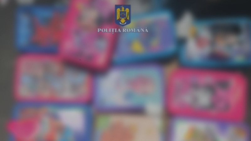(VIDEO) Mii de penare contrafăcute descoperite de polițiști într-un container sosit în Portul Constanța