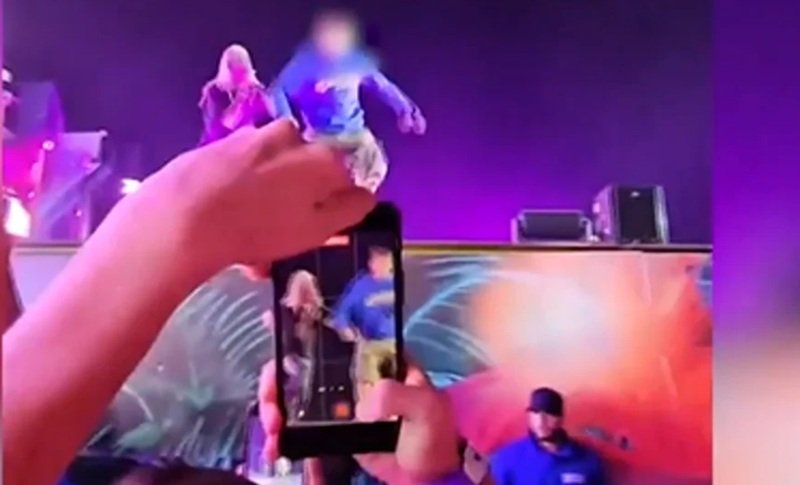 Incident grav la „Beach, Please!”. Adolescent la Terapie Intensivă după ce a fost pus de un rapper să sară de pe scenă: „Am crezut că mor”