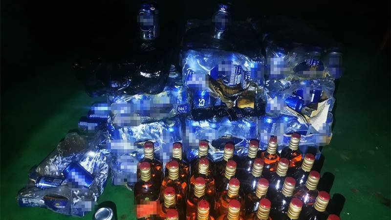 (FOTO) TULCEA. Aproximativ 15.000 de țigarete și 200 de litri de băuturi alcoolice ascunse pe o navă, descoperite de polițiștii de frontieră