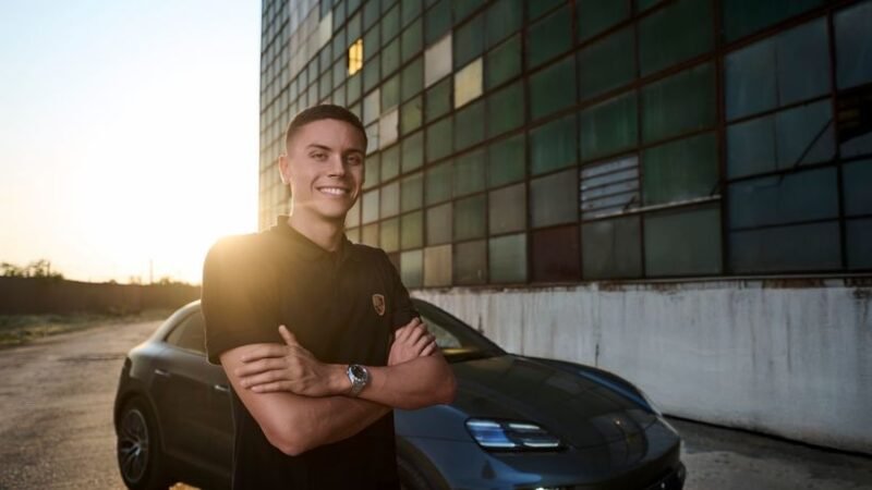 “Copilul din mine se bucură autentic”. David Popovici a devenit primul Friend of the Brand Porsche din România