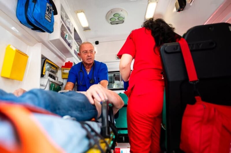 Zece reguli care îți pot salva viața în caz de înțepătură de albină – avertismentul medicului Tudor Ciuhodaru