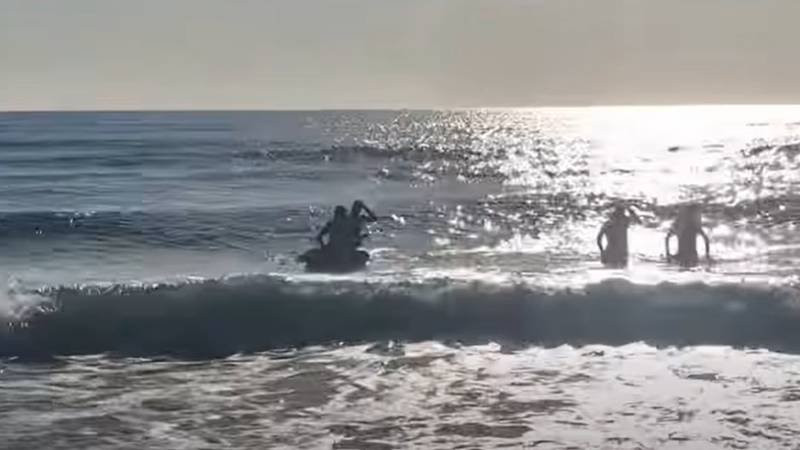 (VIDEO) Intervenție rapidă pe litoral: salvamarii din Eforie Nord au salvat doi tineri de la înec: „NU folosiți saltele sau colaci în mare. Pe valuri, pot deveni capcane mortale!”