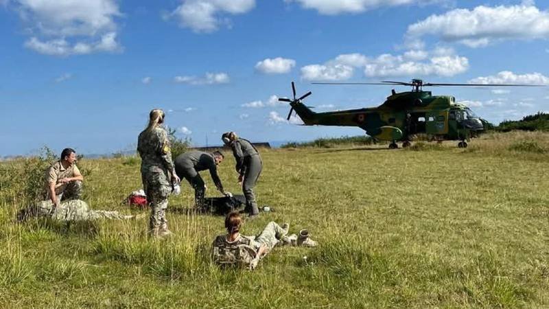 Elicoptere ale Forțelor Aeriene Române aflate în timpul unui exercițiu au identificat o tânără de 18 ani grav rănită în Masivul Ceahlău