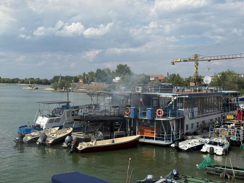 Incendiu la un ponton dormitor amplasat pe faleza municipiului Tulcea. Focul a pornit de la niște panouri fotovoltaice