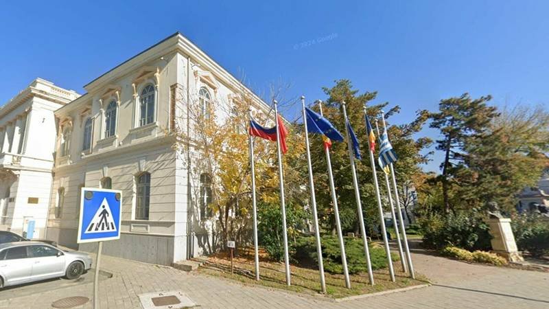 Steagul Rusiei, arborat alături de cel al Ucrainei, în fața Muzeului de Artă Tulcea. MAE cere primăriei să-l dea jos: „Este inacceptabil”