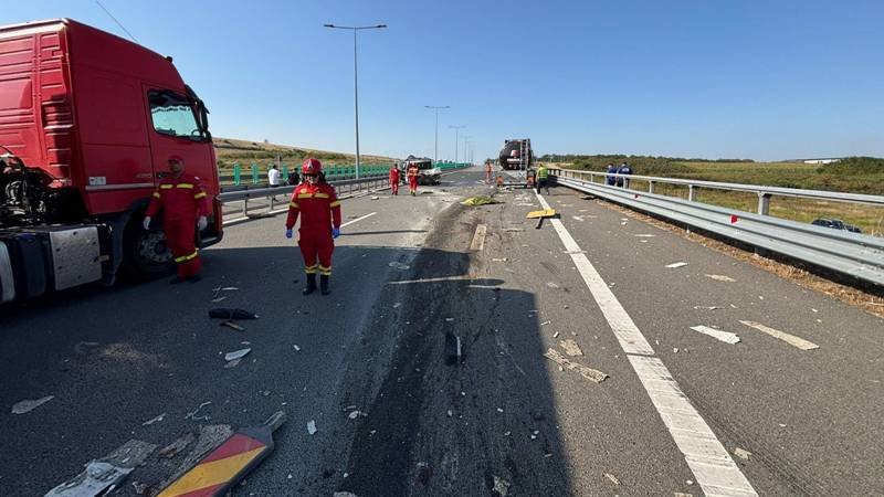 (FOTO) Tragedie pe Autostrada A1. Trei bărbați care efectuau lucrări la carosabil au murit după ce au fost loviți de o cisternă