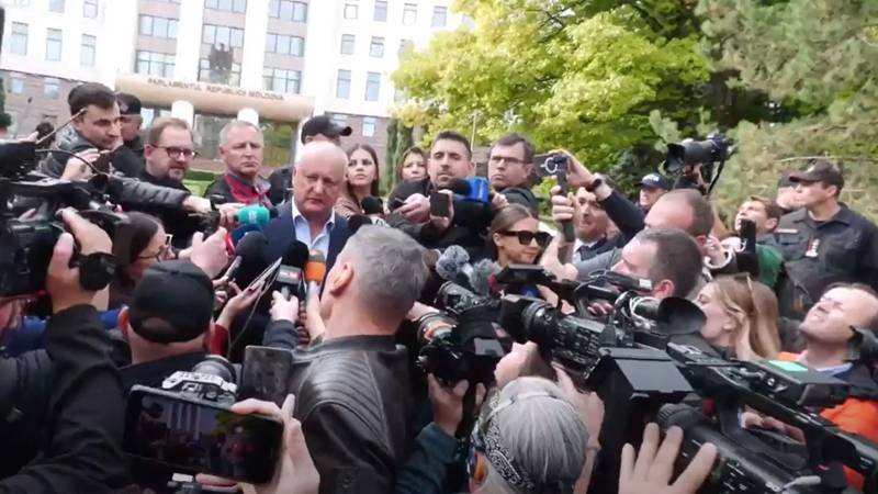 (VIDEO) Protest organizat de Igor Dodon în fața Parlamentului: „Aceste alegeri au arătat că PAS iarăşi a pierdut în țară”