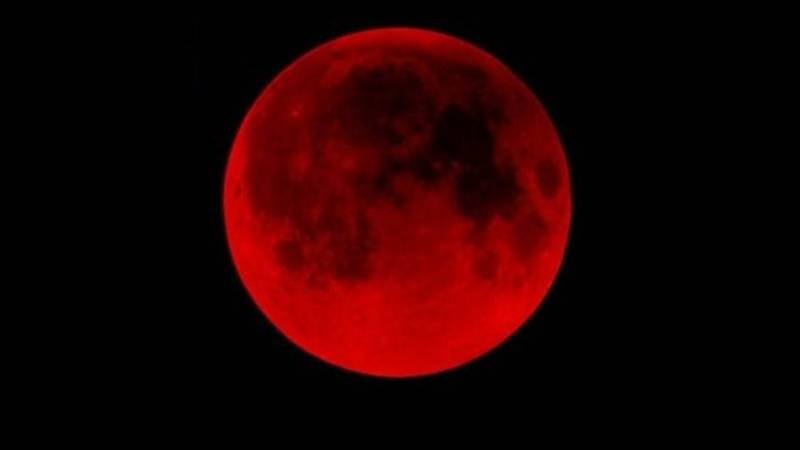 Eclipsă totală de Lună vizibilă astăzi în România. La ce oră poți vedea „Luna sângerie”