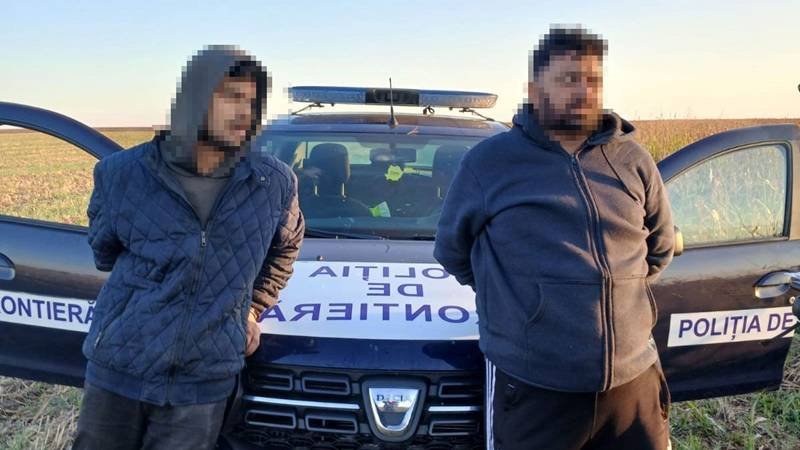 Două persoane reținute de polițiștii de frontieră, după ce au intrat ilegal în țară, ascunse în remorca unui tir