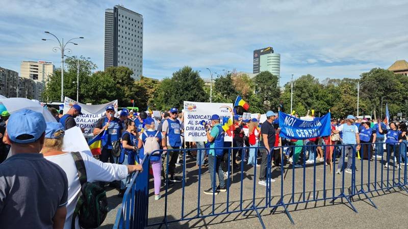 Sute de sindicaliști din administrația publică protestează în Piața Victoriei: „Guvernul trebuie să înțeleagă că lucrurile nu mai pot continua așa!”
